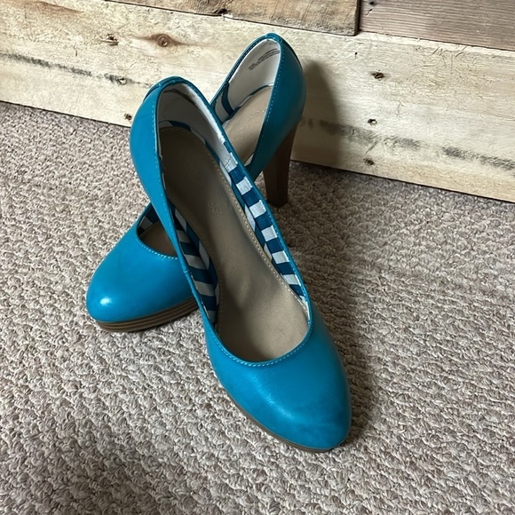 Maurice size 9 5” teal color heels - Picture 2 of 7